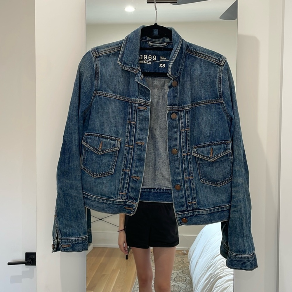 Cropped Gap denim jean jacket size XS